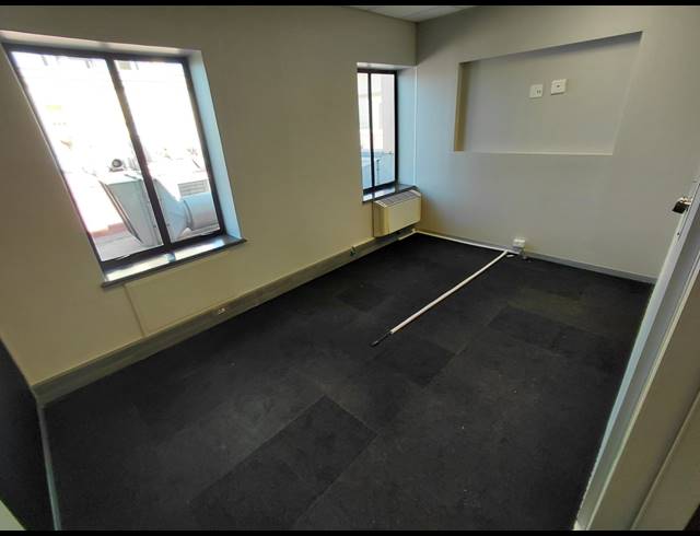 151M² OFFICE TO LET IN MAGALIESSIG